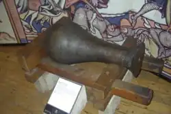 Réplica de un cañón que dispara flechas, tomando como modelo la ilustración de un manuscrito de 1326.