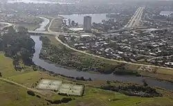 vista panorámica del arroyo carrasco donde se observa el arroyo y la ciudad