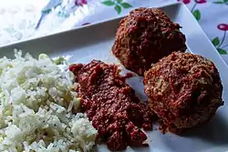 Arroz blanco y albóndigas en chile Chipotle