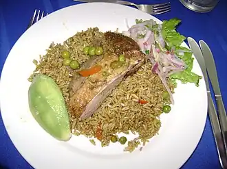 Salsa criolla acompañando un arroz con pato a la chiclayana.