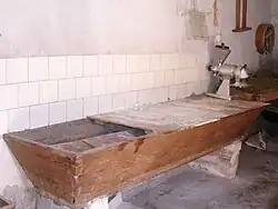 Artesa en el obrador de un antiguo horno de panadería (El Escobar Murcia, España).