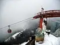 Sistema de telecabinas que lleva hasta la cima del cerro.