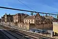 El edificio como se ve desde la estación de ferrocarril.