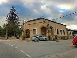 Edificio en el que se sitúa la sede de la Asociación Cultural del pueblo, centro neurálgico de la localidad