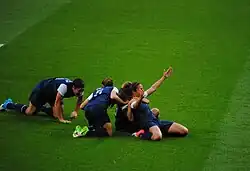 La jugadora Carli Lloyd celebra deslizándose junto a sus compañeras de la selección de Estados Unidos el gol contra Japón en la final de los Juegos Olímpicos de 2012.