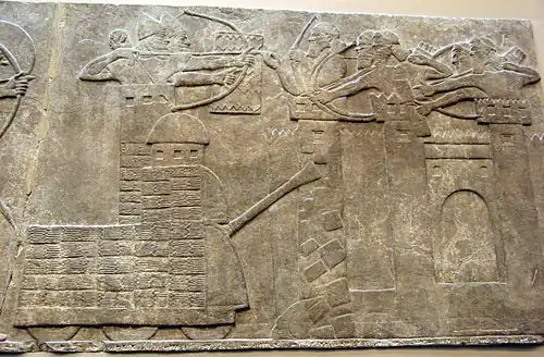 Relieve del palacio noroeste de Nimrud que describe el ataque a una ciudad amurallada