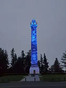 La columna en iluminación azul.