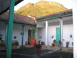 Atardecer y solar típico.