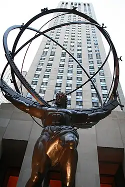 El bronce colosal de Lee Lawrie estatua de Atlas, en el Rockefeller Center, Nueva York