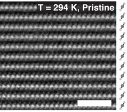 Imagen de resolución atómica de 1T-TaS2 (298&nbsp;K). Obtenida mediante HAADF STEM. Barra de escala de 2&nbsp;nm.[9]​