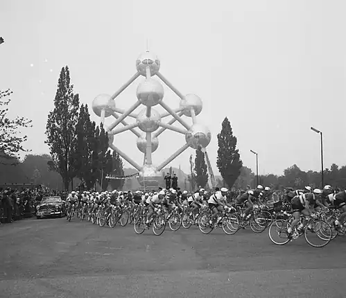 Ciclistas pasando junto al Atomium en el 47.º Tour de Francia (28 de junio de 1960).
