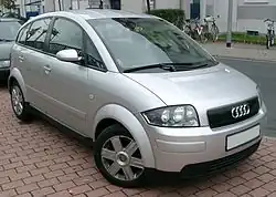 Audi A2. Falsa parrilla sellada al aire. La toma de aire real está debajo del parachoques. La segunda serie de este vehículo incorporó una imitación de una parrilla normal, en contraposición con el plástico liso de la primera serie.[2]​
