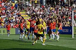 La arquera chilena Tiane Endler salta entre las jugadoras chilenas y australianas para parar una pelota