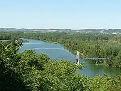 El río en Auvillar, con el puente colgante
