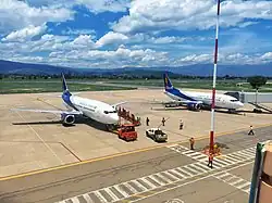 La estatal Boliviana de Aviación, la aerolínea más grande del país. En la imagen, dos aeronaves estacionadas en el Aeropuerto Internacional Jorge Wilstermann.