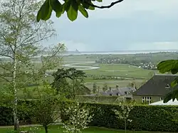 Vista al fondo del Mont-Saint-Michel, desde el Jardin des Plantes.