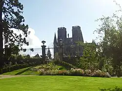Vista de la iglesia de "Notre-Dame", desde el Jardin des Plantes.