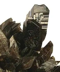 Manganaxinita (Axinita-(Mn)), con cristales curvos afilados (Dalnegorsk, Rusia)