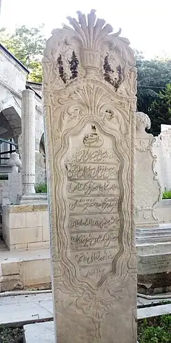 Lápida de Ayşe en el cementerio de la Mezquita Eyüpsultan, en Estambul