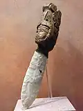 Cuchillo sacrificial azteca con empuñadura de madera tallada