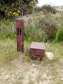 Señalización del azud junto al Cordel de Santillana, cerca del término de Gallococeado