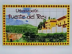 Azulejo mosaico con una imagen de la Fuente del Rey en una urbanización de Churriana