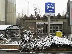 Acceso al edificio de viajeros bajo la nieve.