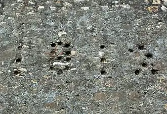 Detalle de la fecha 1812 grabada con disparos efectuados por los artilleros ingleses para conmemorar el asalto a los dos baluartes