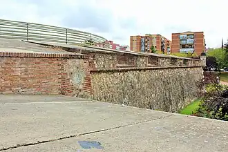 Flanco sur y garita al fondo