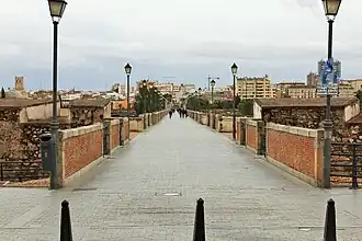 Puente de Palmas desde el hornabeque que queda dividido en dos por el puente