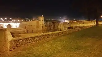 Vista nocturna del flanco derecho, al norte