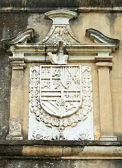 Escudo de Carlos&nbsp;II sobre la fachada exterior