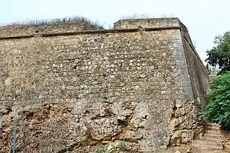 Lienzo al este y, en esquina, otro hacia el norte; al fondo otro hacia el este