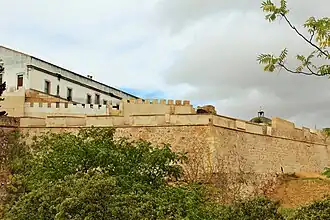 Zona alta del baluarte con troneras cañoneras en la parte superior