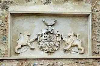 Escudo sobre la Puerta de Mérida