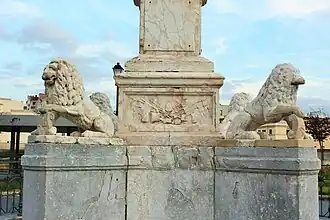 Detalle de la base del monumento al General Menacho