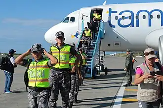 Efectivos de la Policía Nacional del Ecuador bajando de un avión de TAME para prestar auxilio tras el terremoto de 2016.