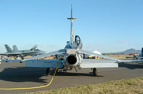 Avión Hawk que muestra el área circular de base sobre el escape del motor