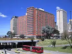 La avenida 26 con bus de TransMilenio