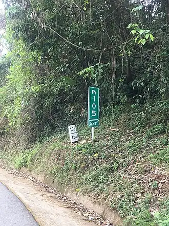 Nuevos Postes de referencia (en verde) frente a los anteriores postes de referencia (en blanco) para identificar los tramos de ruta nacional. Corresponde al Tramo 6211 entre Sogamoso (Boyacá) y Aguazul (Casanare).