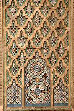 Motivo darj wa ktaf en Bab Mansour en Mequinez, Marruecos (principios del siglo&nbsp;XVIII)