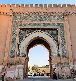 Decoración alrededor del arco exterior de la puerta.