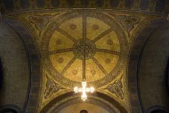 Mosaicos dorados que cubren el techo abovedado