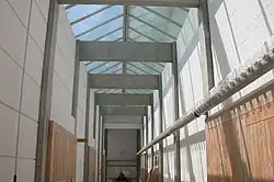 Corredor con claraboyas