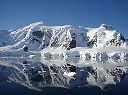 Hermosa vista de Bahia Paraíso en la Antartica Chilena
