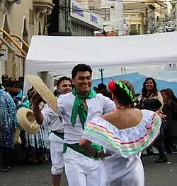 Pareja bailando el taquirari