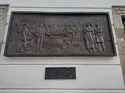 Bajorrelieve donde se representa a los participantes de la Conjura de Valladolid de 1809.