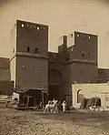 Fotografía de la puerta en 1867.