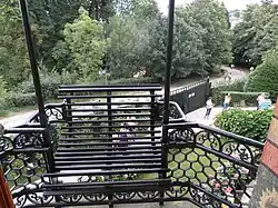 Detalle de uno de los balcones de hierro forjado, dotados de unas ingeniosas banquetas tipo marquesina.