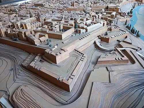 En primer plano baluartes del Redin y de Guadalupe.[o]​